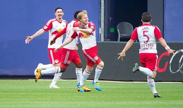 Игроки Нью-Йорк Ред Буллз празднуют взятие ворот соперника, Getty Images