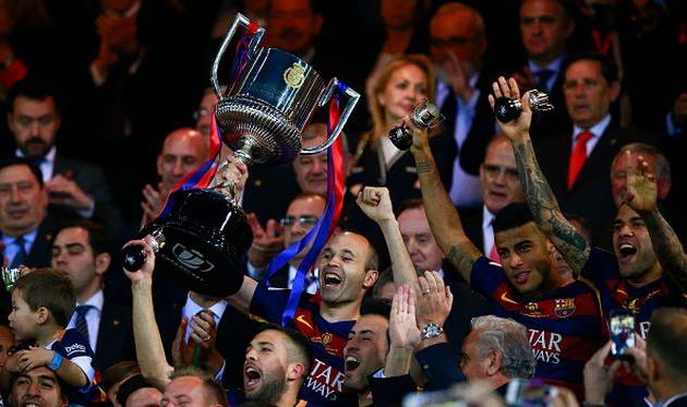 Андрес Иньеста с кубком, Getty Images