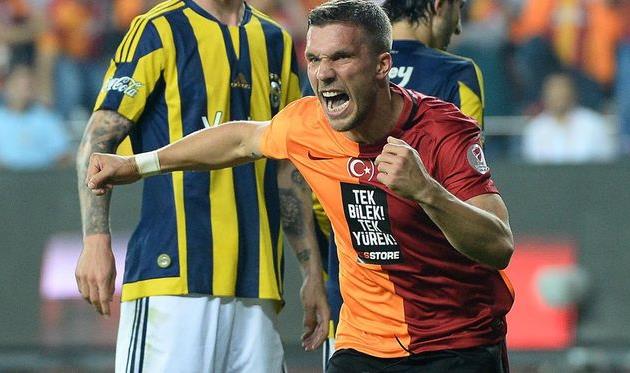 Лукас Подольски празднует взятие ворот Фенербахче, galatasaray.org