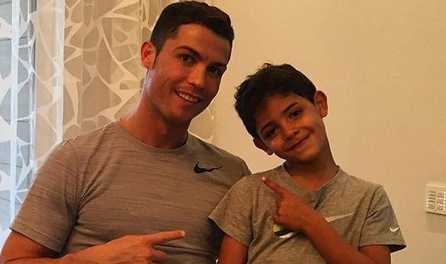 Криштиану Роналду и его сын, твиттер игрока