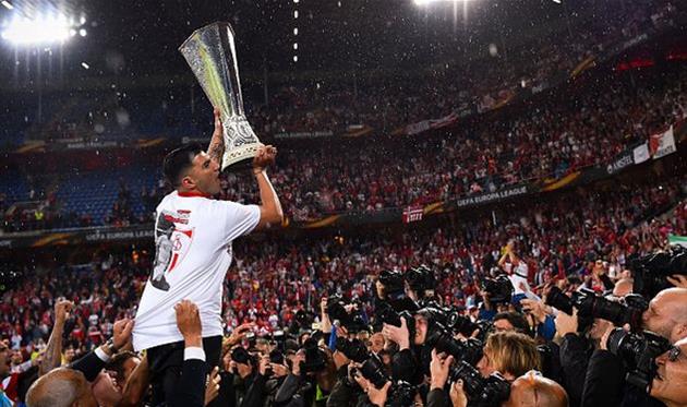 Хосе Антонио Рейес с трофеем ЛЕ, getty images