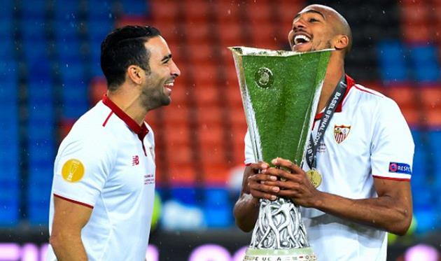 Стивен Нзонзи (с кубком), Getty Images