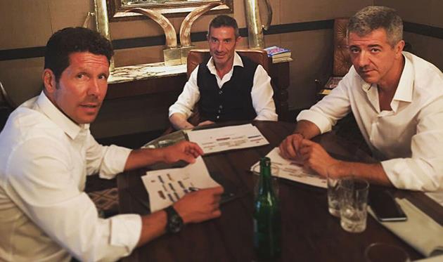 Диего Симеоне (слева), фото из Твиттера тренера