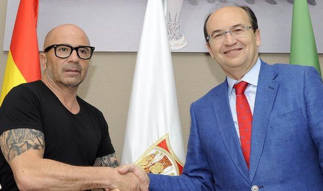 Хорхе Сампаоли (слева), sevillafc.es