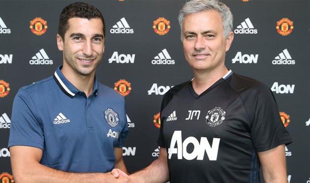 Генрих Мхитарян и Жозе Моуриньо, twitter.com/ManUtd