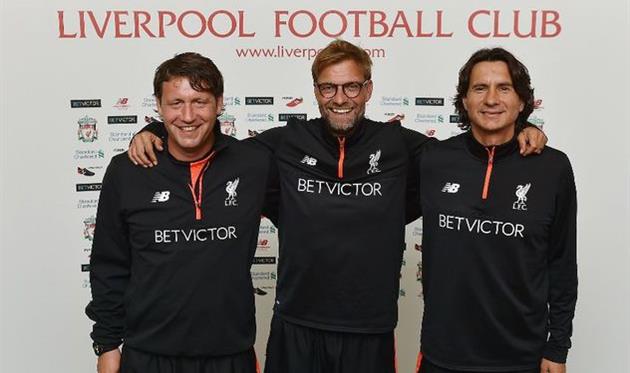 Петер Кравец (слева), Юрген Клопп (в центре) и Желько Бувац (справа), liverpoolfc.com