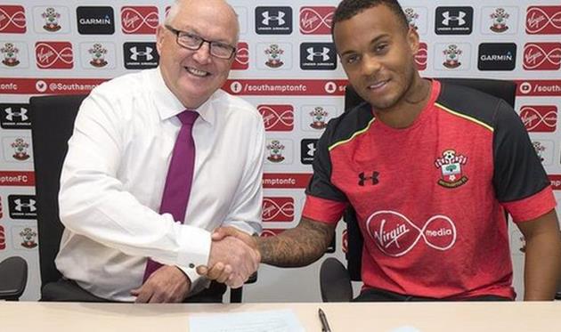 Райан Бертранд (справа), ВВС