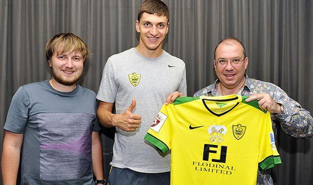 Филипп Будковский (по центру), fc-anji.ru