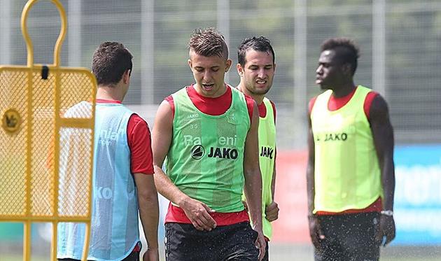 Владлен Юрченко (2 слева), фото из Инстаграма футболиста