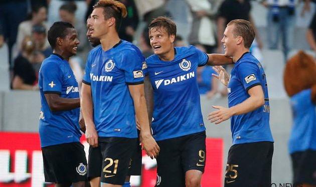 Игроки Брюгге празднуют решающее взятие ворот, clubbrugge.be