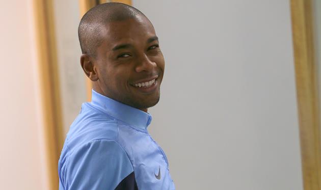 Фернандиньо, фото фк Манчестер Сити