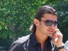 Похож на мафиози:)