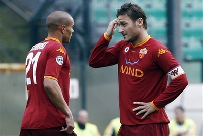 Тотти чем-то озадачен. Интересно, чем? АР