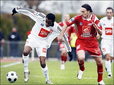 Фредерик Бьянкалани (справа) против Гуэбена Макьезе в том самом историческом матче, фото AFP