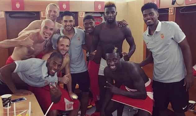 Футболисты Монако после победы, twitter.com/as_monaco