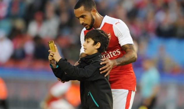 ТЕО УОЛКОТТ, ТВИТТЕР