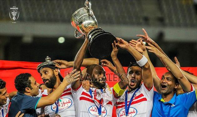 Игроки Замалека поднимают над головой заветный трофей, Facebook