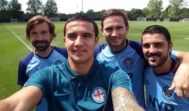 Тим Кэхилл в компании Андреа Пирло, Фрэнка Лампарда и Давида Вильи, melbournecityfc.com.au