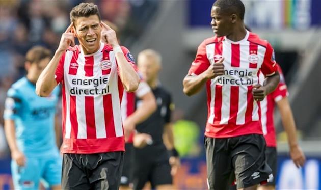 Морено (слева) принес победу ПСВ, fcupdate.nl