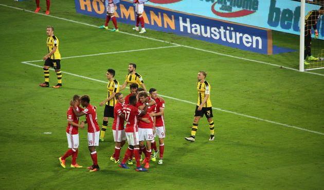 Бавария празднует второе взятие ворот в матче, twitter.com/fcbayern