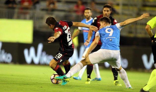 Симоне Падоин в борьбе за мяч, фото фк кальяри