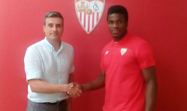 Фабрис Ондоа (справа), sevillafc.es