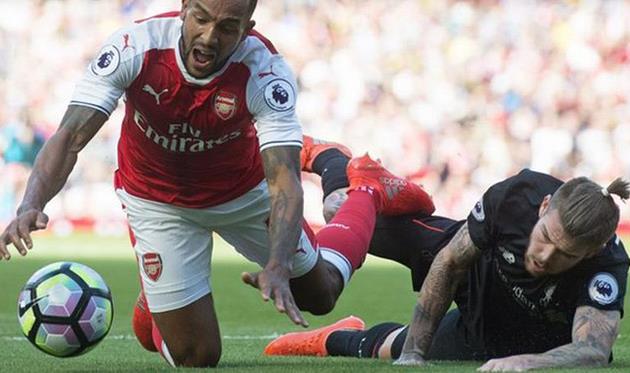 Альберто Морено (справа) зарабатывает пенальти в свои ворота, bbc