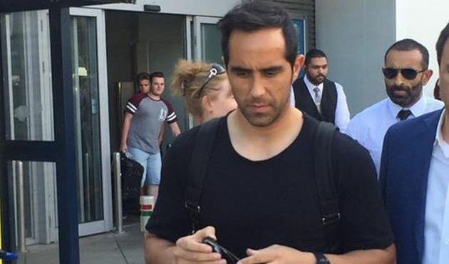 Клаудио Браво уже в Манчестере, twitter.com/manairport