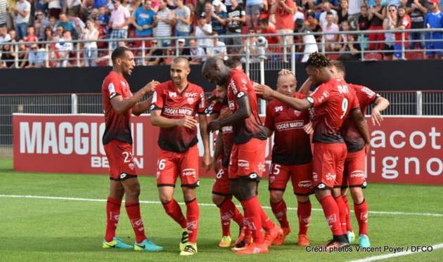 Игроки Дижона празднуют взятие ворот Лиона, dfco.fr