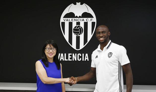 Эльяким Мангала (справа), valenciacf.com