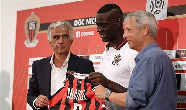 Марио Балотелли (в центре), AFP