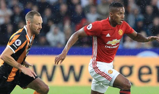 Антонио Валенсия (справа), sky sports