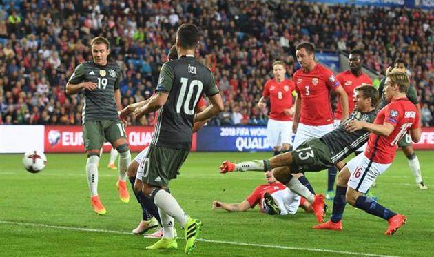 Томас Мюллер забивает первый гол в матче, twitter.com/DFB_Team