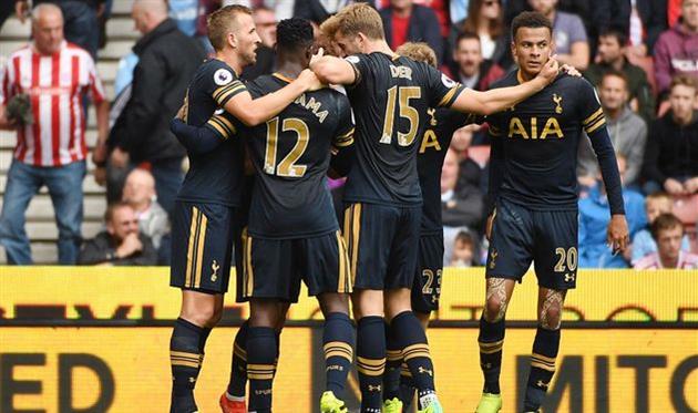 Игроки Тоттенхэма празднуют второй гол во встрече, твиттер Тоттенхэма