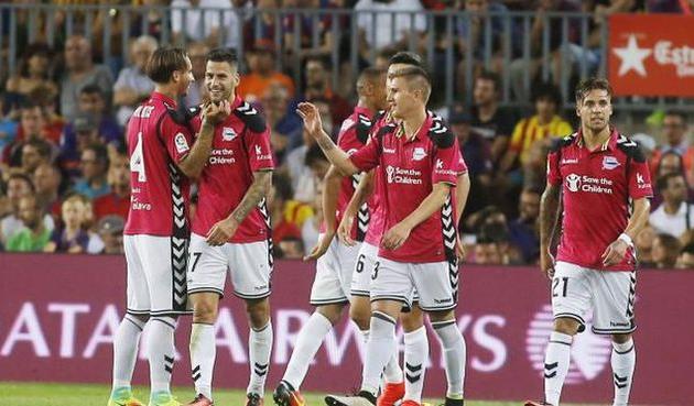 Игроки Алавеса празднуют второе взятие ворот в матче, La Liga