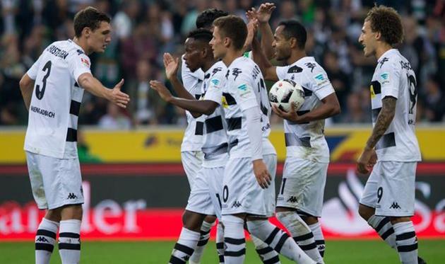 Команда Боруссии празднует очередное взятие ворот, твиттер Боруссии