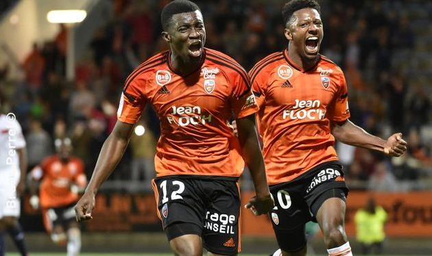 Гол Бенжамена Муканджо (слева) принес Лорьяну дебютные очки, fclweb.fr