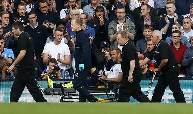 Харри Кейн на носилках, Getty Images
