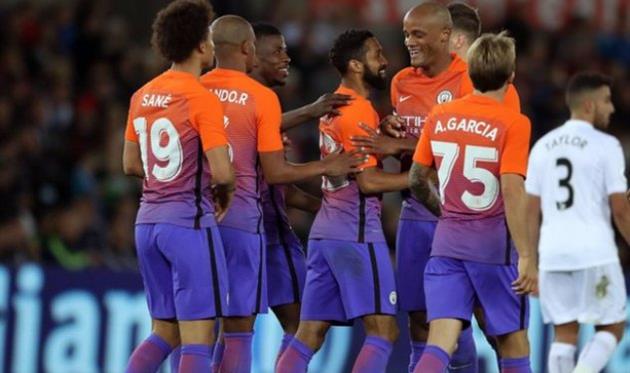 клиши и компани (в центре), twitter