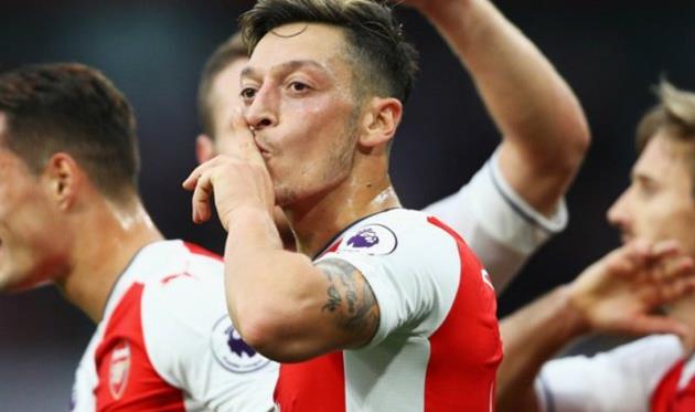 месут езил, twitter