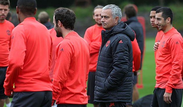 Жозе Моуриньо с командой, manutd.com