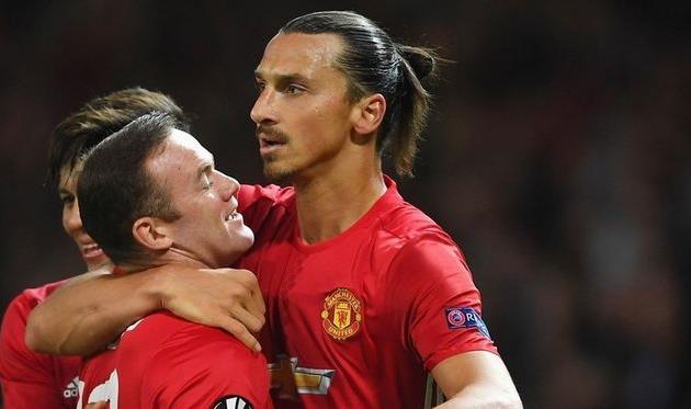 Партнеры по команде поздравляют Златана Ибрахимовича с очередным голом, Getty Images