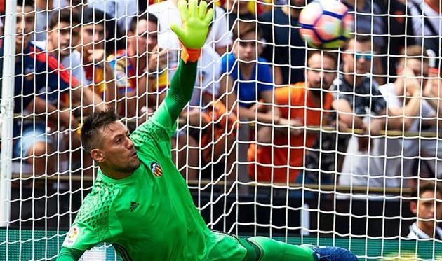 Диего Алвес отбивает первый пенальти, twitter.com/valenciacf