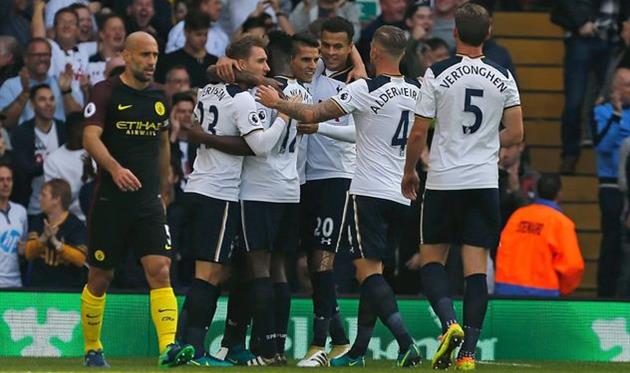 Игроки Шпор празднуют первое взятие ворот в матче, twitter.com/spursofficial