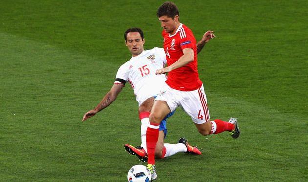 Бен Дэвис (в красном), Sky Sports