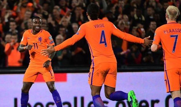 Игроки сборной Нидерландов празднуют гол Промеса, uefa.com