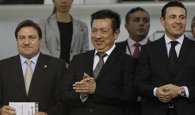 Питер Лим (в центре), AS