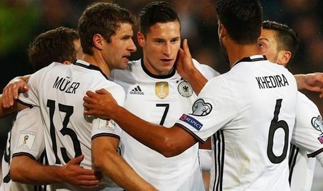 Игроки Манншафт празднуют первое взятие ворот в матче, uefa.com