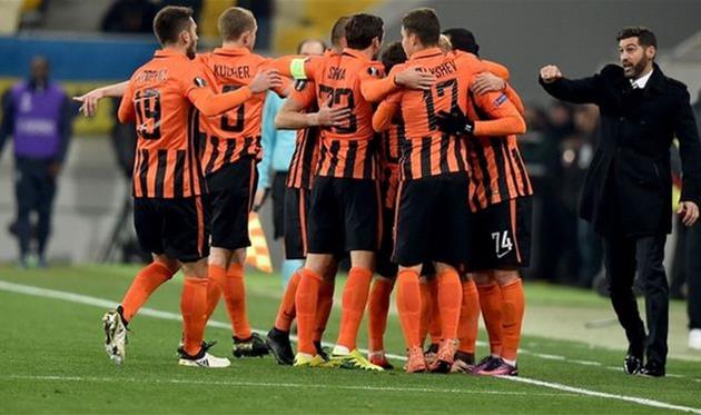 Шахтер празднует первое взятие ворот в матче, uefa.com