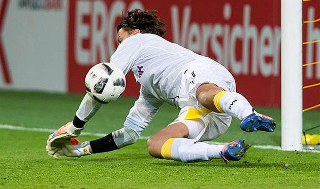 Роман Вайденфеллер отражает пенальти, twitter.com/bvb